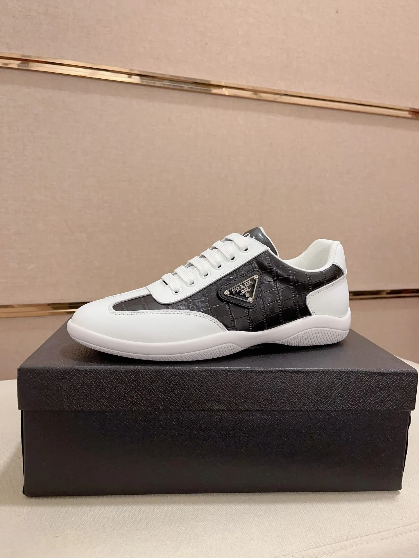 Factory price 420💰 ✔️✔️✔️The new PRADA (Prada) counters are launched simultaneously. The new men's shoes and 😘fabrics are made of selected first-layer cowhide ➕ breathable mesh technology. Lining: Full sheepskin lining. 👍🏿 High-end ☄️ air-cushion molded anti-slip rubber outsole, exquisite lines, simple and elegant, comfortable and high-end for leisure travel. Code number: 38 to 44 (45 can be customized)